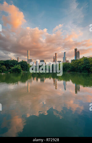 Sonnenuntergang über dem Midtown Manhattan Skyline und dem See, im Central Park, Manhattan, New York City Stockfoto