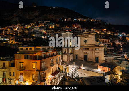 Die Kirche von Santa Maria Assunta, in Positano an der Amalfiküste in Kampanien, Italien Stockfoto