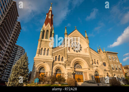 St. Francis Xavier Church, im Frühling Garten, Philadelphia, Pennsylvania. Stockfoto
