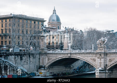 Ponte Vittorio Emanuele II im Schnee, in Rom, Italien Stockfoto