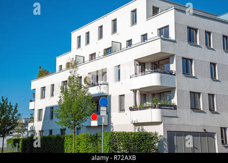 Modernes weißes Wohnhaus in München gesehen, Deutschland Stockfoto