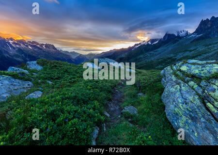 Das Tal von Chamonix in den Wolken. Frankreich Stockfoto