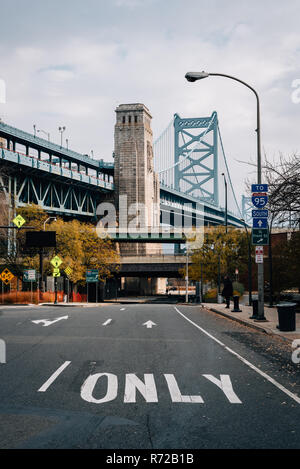 Race Street und dem Benjamin Franklin Bridge, in Philadelphia, Pennsylvania. Stockfoto