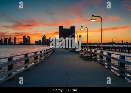 Sonnenuntergang über Pier 34 und Jersey City, in Manhattan, New York City Stockfoto