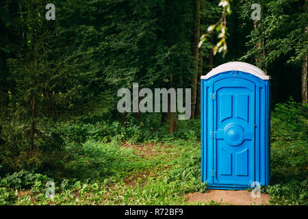 Kabine von chemischen WC im grünen Wald. Stockfoto