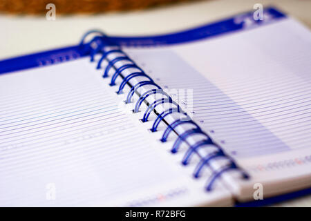 Spirale Notebook mit gefütterter Blätter öffnen wichtige Termine des Tages zu schreiben. Wirtschaft und Produktivität Konzept. Schreibwaren Objekt. Stockfoto