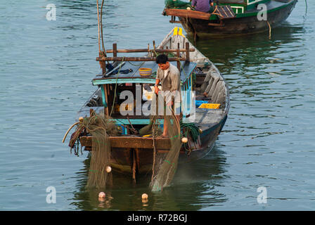 Fischerboote am Thu Bon Fluss, die am frühen Morgen in Hoi An, Vietnam Stockfoto