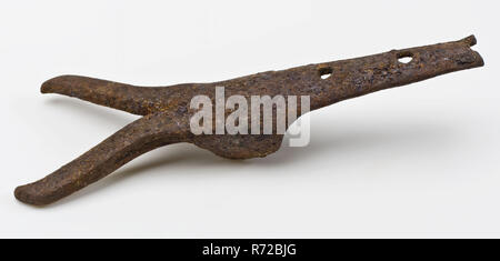 Bootshaken oder Haken mit zwei schräg liegende Punkte, Bootshaken haken Boden Eisen Metall finden, geschmiedet Archäologie Rotterdam rail Tunnel transport Versand Segel Verkehr Hafen transport Boden Entdeckung Rotterdam rail Tunnel. Stockfoto