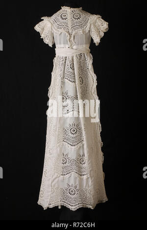 Lange breite Baby Dress in White Cotton, Vorne, über Ärmel und breit vorne auf dem Rock von groben Stickerei mit großen Rad-förmige Motive, Schleifenband, evtl. Taufe Kleid, Taufe Kleidung? Baby's Kleidung Kinder Kleidung Abend tragen Kleidung aus Baumwolle Mitte zurück, Rock, Schulter w 24.0 unter w 117,0 Hülse, Kabelbinder, w 6,0 Textil volant Lange ausgestelltes Kleid oder Baby Kleid aus weißer Baumwolle der vorderen horizontalen Dekoration der breite Spitze auf der Seite in der Länge mit seitlichen Kanten mit Bogen Bänder und kurze ärmel kleid Baby Kind junge Mädchen Stockfoto