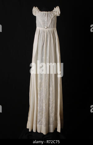 Langer, weiter Taufe Kleid von weißen Batist, V-förmige Front mit plumetis Stickerei, auch auf dem Rock, kurze Ärmel mit drei Stickerei Rüschen, Taufe Kleidung tragen sie Kleidung aus Baumwolle Kleidung Baby Kleidung Kinder Mitte zurück, Rock, Schulter w 16,0 Hülse, unter w 85,0 Leinwandbindung Stickerei textile Langer, weiter Taufe Kleid mit weißer Stickerei in plumetis auf die V-förmige Front auf der Vorderseite und auf dem Rock Teil in der Mitte vorne nach unten breit, und hinter dem Rocksaum als schmale Schlinge. Kurze Ärmel mit drei feine Stickereien Rüschen. Die Front hat Lose dot, Fal Stockfoto