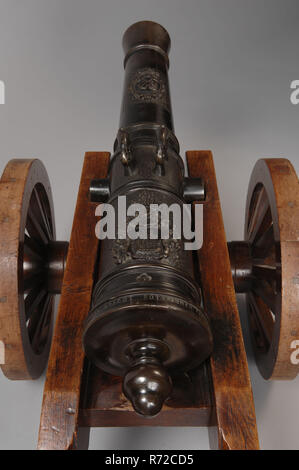 Johannes Specht (1699-1763), Dekorative Waffe oder Signal Pistole, ornamentalen Cannon signal Pistole cannon Bronze, der Erschließung 30.0 werfen gelangweilt vor dem Laden der Waffe auf affuit von hinten: Flache runde Knopf in der Mitte hoch gewölbten (Grape) durch glatte Rückseite Schleife gefolgt. Kulas mit Beschriftung und Abbildung Profil Bands, zwischen denen ein Motiv von Kleeblatt in der Mitte von Kleeblatt Motiv um die Sonne. Ersten anstich Stück Familie Waffe in Kartusche der Schriftrollen und Ranken. Zweiten antippen Stück an der Oberseite der beiden Griffe in Form von Delfinen auf den Seiten runden Armaturen. Vordere Zylinder Emblem der Admiralität auf der M Stockfoto