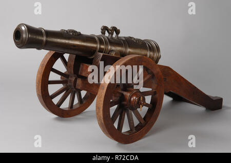 Johannes Specht (1699-1763), Dekorative Waffe oder Signal Pistole, ornamentalen Cannon signal Pistole cannon Bronze, der Erschließung 30.0 werfen gelangweilt vor dem Laden der Waffe auf affuit von hinten: Flache runde Knopf in der Mitte hoch gewölbten (Grape) durch glatte Rückseite Schleife gefolgt. Kulas mit Beschriftung und Abbildung Profil Bands, zwischen denen ein Motiv von Kleeblatt in der Mitte von Kleeblatt Motiv um die Sonne. Ersten anstich Stück Familie Waffe in Kartusche der Schriftrollen und Ranken. Zweiten antippen Stück an der Oberseite der beiden Griffe in Form von Delfinen auf den Seiten runden Armaturen. Vordere Zylinder Emblem der Admiralität auf der M Stockfoto