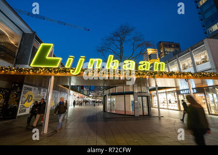 Lijnbaan Einkaufsstraße in der Nacht in Rotterdam, Niederlande Stockfoto