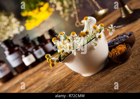 Kräuter, Beeren und Blumen mit Mörtel, Holz Tisch Hintergrund Stockfoto