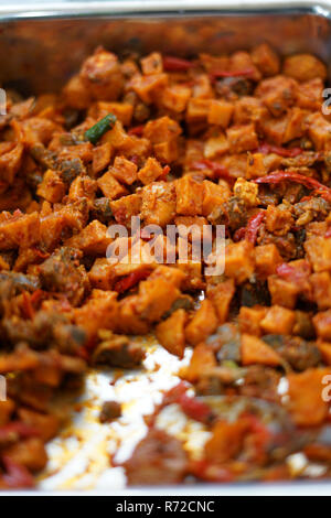 Indonesisch Pikant gewürfelte Rindfleisch Leber mit Kartoffeln oder Sambal Goreng Ati Stockfoto