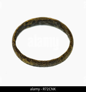 Einfache ring, gelb Kupfer, Ring jewel Bekleidung Zubehör Bekleidung Boden finden Messing Kupfer Metall d 0,4, cast Ring gelb Kupfer Glattwandige auf der Innenseite leicht auf der Außenseite gerollt. Schmucklos Archäologie Rotterdam rail Tunnel verschleiß Wohlstand Boden Entdeckung schmücken: Eisenbahntunnel 1988-1993. Stockfoto