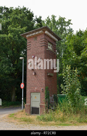 Alte Trafostation an einem Bahnhof recontructed, Nistkästen für verschiedene Vogelarten, Eulen, Falken, Fledermäuse und andere, Europa. Stockfoto