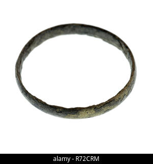 Kupfer Ring, Ring jewel Bekleidung Zubehör Bekleidung Boden finden, Kupfer Messing Metall, d 0,2 Kupfer ring Dünne einige Perlen über der Außenseite der Raw-verarbeitung Titel auf der Innenseite durch Dateien Archäologie Rotterdam Eisenbahntunnel Wohlstand status Boden Entdeckung schmücken verursacht: Eisenbahntunnel 1988-1993. Stockfoto