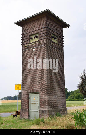 Alte Trafostation recontructed an einem Bahnhof mit einem Nistkasten für schleiereulen und Turmfalken, in Deutschland, in Europa. Stockfoto