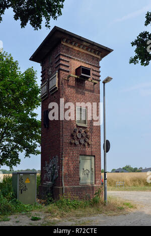 Alte Trafostation recontructed an einem Bahnhof, die verschiedene Arten von Vögel wie Schwalben, Eulen, Falken, Fledermäuse und auch Insekten, E Stockfoto