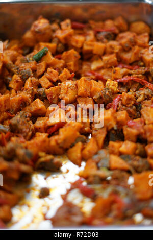 Indonesisch Pikant gewürfelte Rindfleisch Leber mit Kartoffeln oder Sambal Goreng Ati Stockfoto