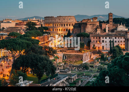 Blick auf das Kolosseum bei Nacht, vom Altare della Patria, in Rom, Italien. Stockfoto