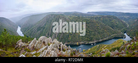 Suche Blick auf Canyon, das Tal und die Weinberge entlang des Flusses Sil. Aussichtspunkt Mirador do Duque über Sil River, Fluss Sil Canyon, Galizien, Spanien. Home von fam Stockfoto