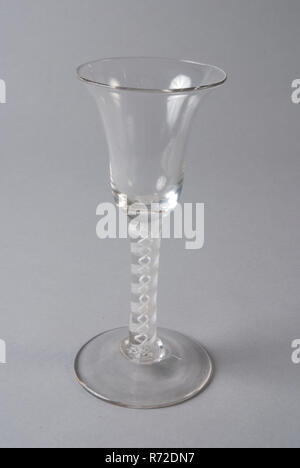 Kelch, sling Glas, Glas Wein trinken Glas trinken Besteck Geschirr halter Glas führen Glas, geblasen und Glas Verarbeitung sechs Kelch Gläser (1-6) Pendel Gläser in klare, farblose und opak weißes Glas Pontil mark unter hohlen Licht aufsteigend hohlen Fuß alle mit Chips von der Kante. Massive zylindrische Schaft mit Ribbon-förmige gebündelt Thin opak-weißes Glas Adern um zwei eng miteinander verwobenen Flachbild Opak weiße Drähte montiert. Tulpenförmige Kelch mit der abgerundeten Kante. Stockfoto