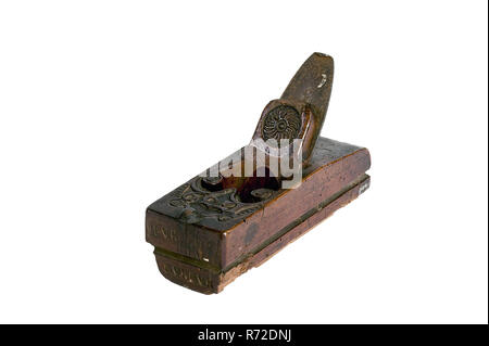 Ary den Hengst, Holz block Cutter mit Dekoration und 1739, Block hobeln Sitzbank planer tool kit Holz Buche, Holz- block Planer mit der abgerundeten Kante auf der rechten Seite der Sohle und mit Dekorationen mit Jahr in zwei Locken über bei der Eröffnung und der Oberseite des Kopfes und die Dekoration von Kreis mit Schuppen auf der Keil; das Profil wurde als Planer geändert: ADH unter der Abbildung auf der Vorderseite (Front) Hobeln Holz Tischler Fam Verheul wurde als Tischler und - später - Architekten bekannt. Stockfoto