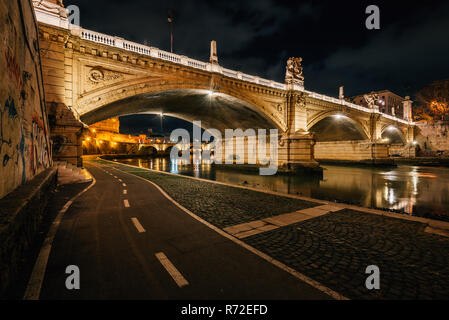 Radweg entlang der Tiber und Ponte Vittorio Emanuele II., in Rom, Italien. Stockfoto