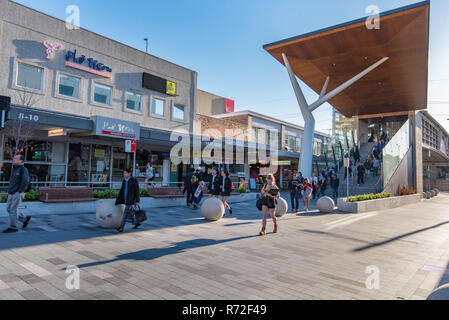Sicherheit konkrete Poller in Hornsby Shopping Bereich, feindselig und terroristischen angetriebene Fahrzeuge von eindringenden Fußgängerzonen zu verhindern. Stockfoto