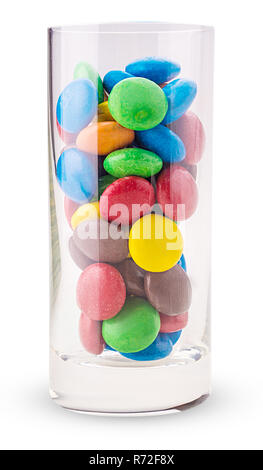 Сolored Schokolade Bonbons in einem Glas auf weißem Hintergrund. Freistellungspfaden. Volle Tiefenschärfe. Stockfoto