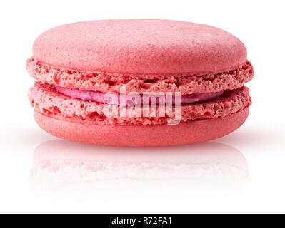 Süße Himbeeren macarons auf weißem Hintergrund. Freistellungspfaden. Volle Tiefenschärfe. Stockfoto