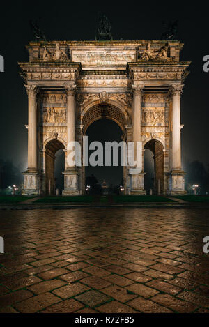 Das Arco della Pace in der Nacht, in Mailand, Italien. Stockfoto