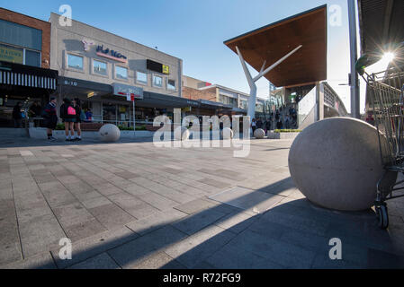 Sicherheit konkrete Poller in Hornsby Shopping Bereich, feindselig und terroristischen angetriebene Fahrzeuge von eindringenden Fußgängerzonen zu verhindern. Stockfoto