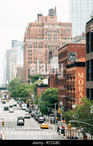 Blick auf die 10th Avenue von der High Line, in Chelsea, Manhattan, New York City Stockfoto
