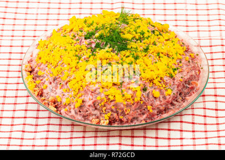 Traditionelle russische geschichteten Salat namens Hering unter einem Mantel. Stockfoto