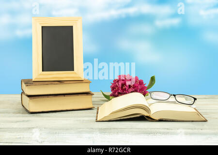 Leeren Rahmen auf einem Rosa Azalee Hintergrund. zurück zu Schule Konzept. Die Lehrer Tag. Stockfoto