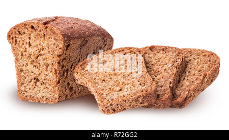 Gesundes Brot vom gekeimtes Getreide halbieren und in Scheiben schneiden auf weißem Hintergrund. Freistellungspfaden. Volle Tiefenschärfe. Stockfoto