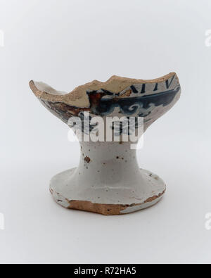 Fragment Steingut apothecary jar, weiß mit blau Dekoration, apothecary jar pot Halter Boden finden Keramik Steingut Glasur Glasur Zinn Blei Glasur, Hand dekoriert glasiert Gebratene flache Unterseite und ein Teil der gewölbten Bauch der Kanne Rosa Keramik mit Weiß auf der ganzen Glasur. In schmierigen Braun. Blau Dekoration. So genannte Delft - wo unlesbar Fragment der text Archäologie Rotterdam Eisenbahntunnel health care indigenen Tonwaren Handwerk Apotheke Boden Entdeckung spenden: Bahntunnel Rotterdam. Stockfoto