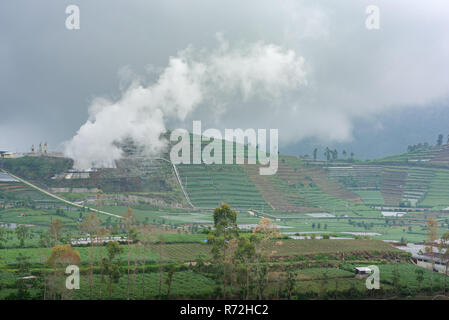Eine vulkanische Schwefel Anlage releases Dämpfe über Dieng landwirtschaftlichen Plateau im Zentrum von Java, Indonesien Stockfoto