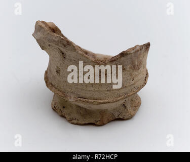 Fragment steinzeug Becher oder Schüssel auf leicht gequetscht stehen Ring, Schale Schüssel pot Halter kann auf dem Boden Keramik Steinzeug, Hand gefunden werden Glasiert gebratene Fragment Steingut Schale oder Schüssel auf leicht gequetscht stehen Ring zylindrischen Modell mit Verengung über den Stand der Archäologie Rotterdam rail Tunnel indigenen Keramik Import trinken Tisch Boden Entdeckung, Rotterdam rail Tunnel. Stockfoto