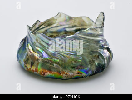 Fragment der Fuß, Boden und Wand aus Wellpappe Schale, Glas trinken Besteck Geschirr halter Boden finden Gläsernen Wald Glas, geblasen und gebildet werden und twisted Glas Drähte Fragment der Fuß unten und ein Teil der Wand der Becher in klares Licht grünes Glas (Glas) ist auf dem Fuß Rand vertikal sind 15 Glas Gewinde befestigt, scharf nach links am Übergang von den Fuß an der Wand; laufen schräg nach oben in den Kelch. pontil Mark unter dem leicht erhöhten unteren (1,6 cm). Fuß der Wand stark verjüngt. Sockel (4 cm statt 5,1 cm) Archäologie Rotterdam rail Tunnel d Stockfoto