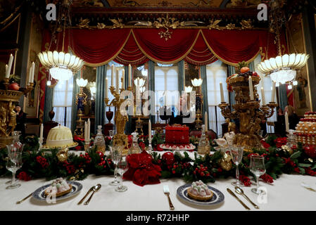 Kim Jupp der Royal Pavilion, Brighton, stellt den letzten Schliff zur Tabelle im Bankettraum des Pavillons vor der jährlichen Weihnachtsbankett. Stockfoto