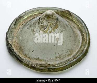 Fragment des unteren, stand Ring und glatte Wand, Trinkbecher Becher trinken Utensil halter Boden Glas, mundgeblasenem Glas Anwendung Fragment von unten stehen Ring und sehr kleinen Teil der Wand der glatten Schale in klare sehr leichte grünes Glas finden. Pontil mark unter hohen angehoben Boden (2,9 cm). Flache glattes Glas Draht als Ring einige Fragmente von leicht biegen nach oben Wand Archäologie Rotterdam rail Tunnel trinken Boden Entdeckung: Bahntunnel Rotterdam. Stockfoto