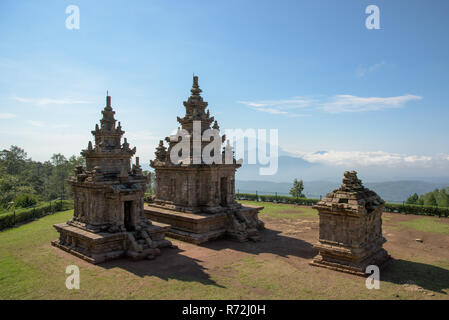 Candi Gedong Songo bei Sonnenaufgang. 9. Jahrhundert buddhistischen Tempel Komplex auf einem Vulkan in der Nähe von Semarang, Java, Indonesien. Stockfoto