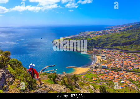 Touristen genießen das Panorama der Bucht von Machico Region auf der Insel Madeira, Stockfoto