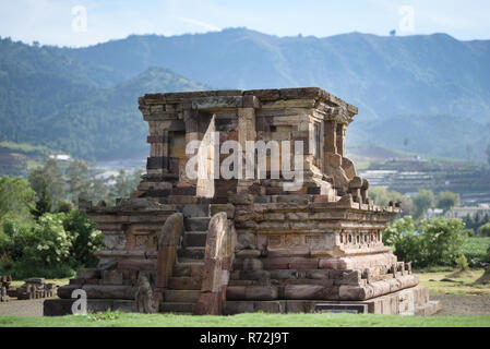 Candi Arjuna Hindu Tempel, in Arjuna Komplex, Dieng Plateau, Zentraljava, Indonesien. Stockfoto