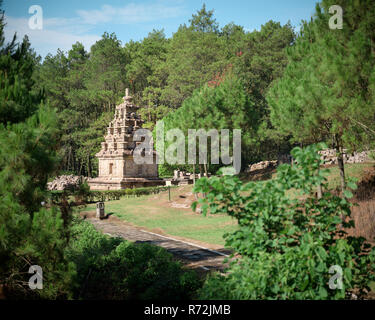 Candi Gedong Songo bei Sonnenaufgang. 9. Jahrhundert buddhistischen Tempel Komplex auf einem Vulkan in der Nähe von Semarang, Java, Indonesien. Stockfoto