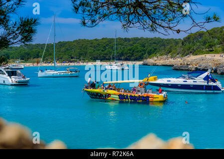 Palma Mallorca, Spanien - 20. Mai 2018, Menschen genießen einen Sommerurlaub auf dem Segelboot, auf Mallorca Insel Stockfoto